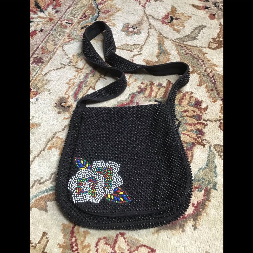 Vintage black beaded shoulder bag w/flower design
